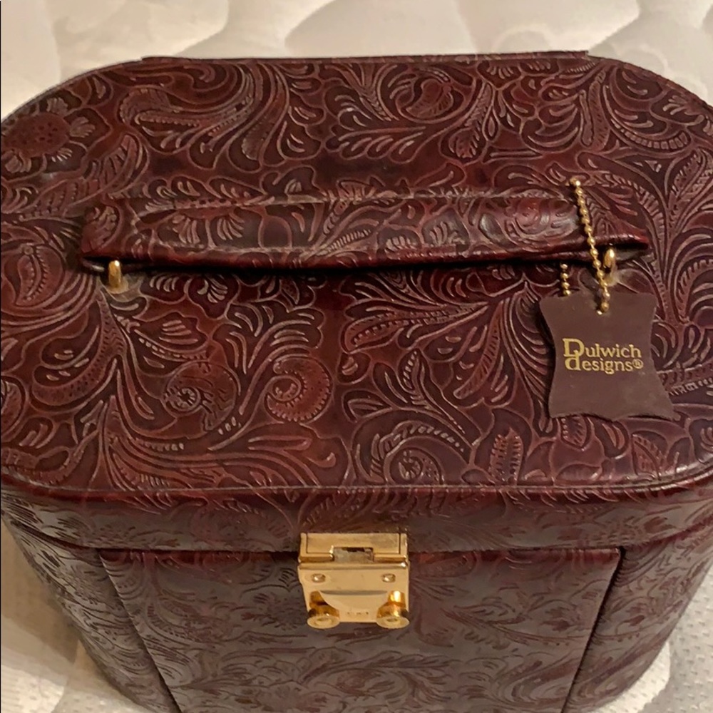 Jewerly box leather barely used.